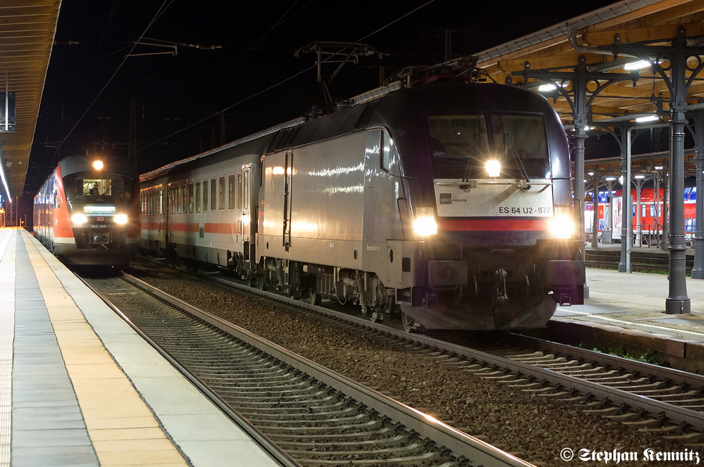 ES 64 U2 - 072 (182 572-8) MRCE Dispolok GmbH fr DB Fernverkehr AG mit dem EC 248 von Krakow Glowny nach Hamburg-Altona und 642 699 als RB13 nach Braunschweig in Stendal. 11.01.2012