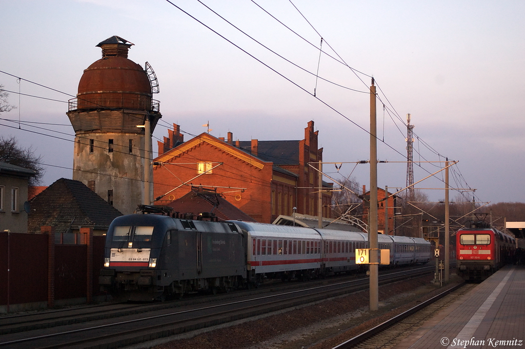 ES 64 U2 - 073 (182 573-6) MRCE Dispolok GmbH fr DB Fernverkehr AG mit dem EC 248 von Krakow Glowny nach Hamburg-Altona in Rathenow. 21.03.2012