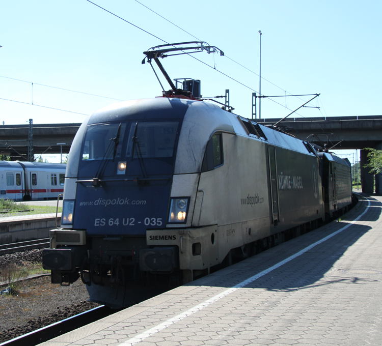 ES64 U2-035+ES64 F4-110 bei der Durchfahrt am Gleis5 im Harburger Bahnhof.(04.06.2011)