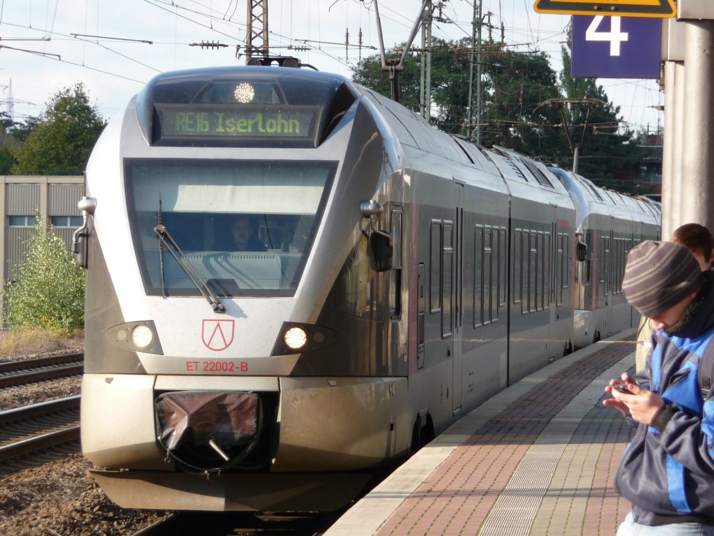 ET 22.002, ein zweiteiliger Flirt-Triewagen der Abellio Rail NRW und ein Schwesterfahrzeug erreichen am Nachmittag des 14.10.2009 Witten. RE16 -> Siegen/Iserlohn