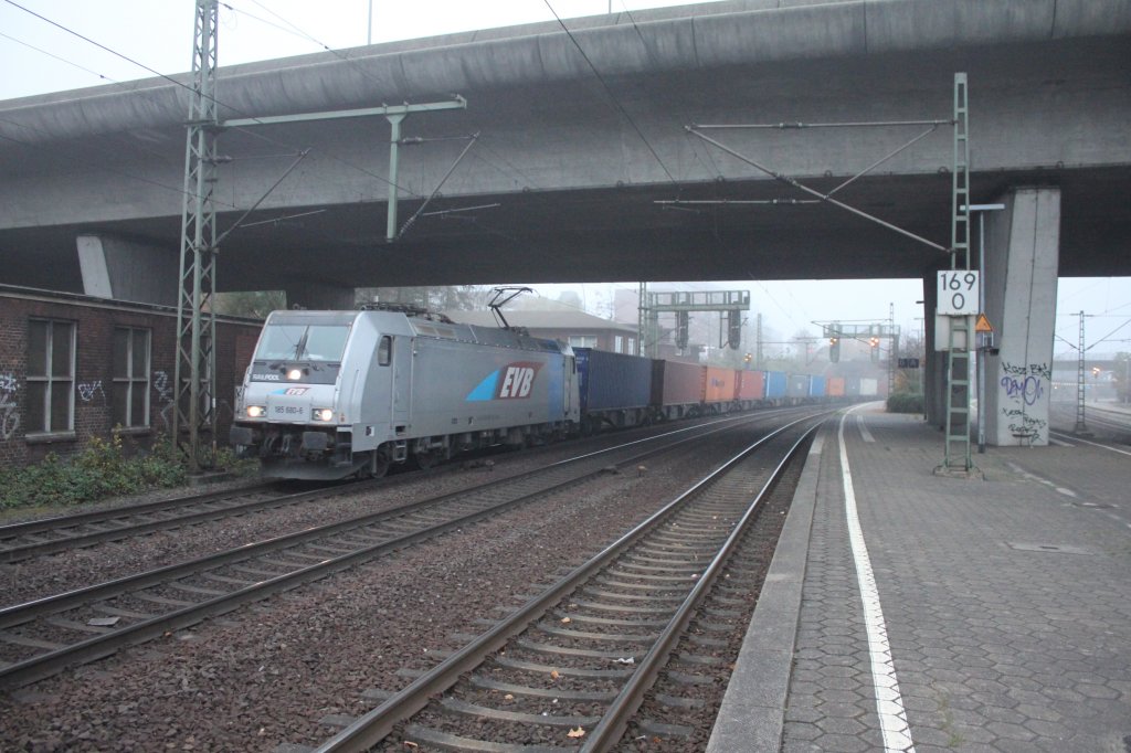 EVB 185 680 mit Containerzug durch Hamburg Harburg am 09.11.2011