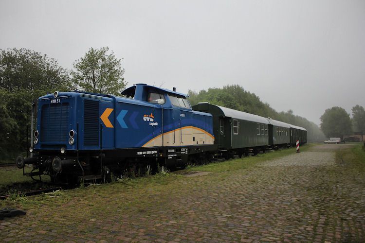 evb Logistik 410 51 am 20.05.2013 im Neuen Farbenkleid im Moorexpress Bahnhof Deinste und Deutsches Feld und Kleinbahnmuseum Deinste e.V. Abgestellt. Sie ist die erste V100 der evb die das Neue Farbenkleid Trgt.Es werden noch die 410 01, 410 02 , 410 03, 410 04, 410 05 Folgen. So wie die Loks Der Mittelweserbahn.