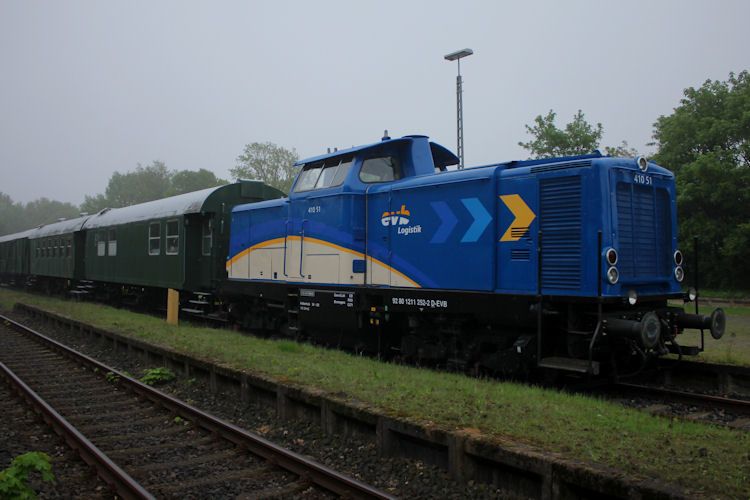 evb Logistik 410 51 am 20.05.2013 im Neuen Farbenkleid im Moorexpress Bahnhof Deinste und Deutsches Feld und Kleinbahnmuseum Deinste e.V. Abgestellt. Sie ist die erste V100 der evb die das Neue Farbenkleid Trgt.Es werden noch die 410 01, 410 02 , 410 03, 410 04, 410 05 Folgen. So wie die Loks Der Mittelweserbahn.