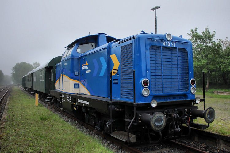 evb Logistik 410 51 am 20.05.2013 im Neuen Farbenkleid im Moorexpress Bahnhof Deinste und Deutsches Feld und Kleinbahnmuseum Deinste e.V. Abgestellt. Sie ist die erste V100 der evb die das Neue Farbenkleid Trgt.Es werden noch die 410 01, 410 02 , 410 03, 410 04, 410 05 Folgen. So wie die Loks Der Mittelweserbahn.