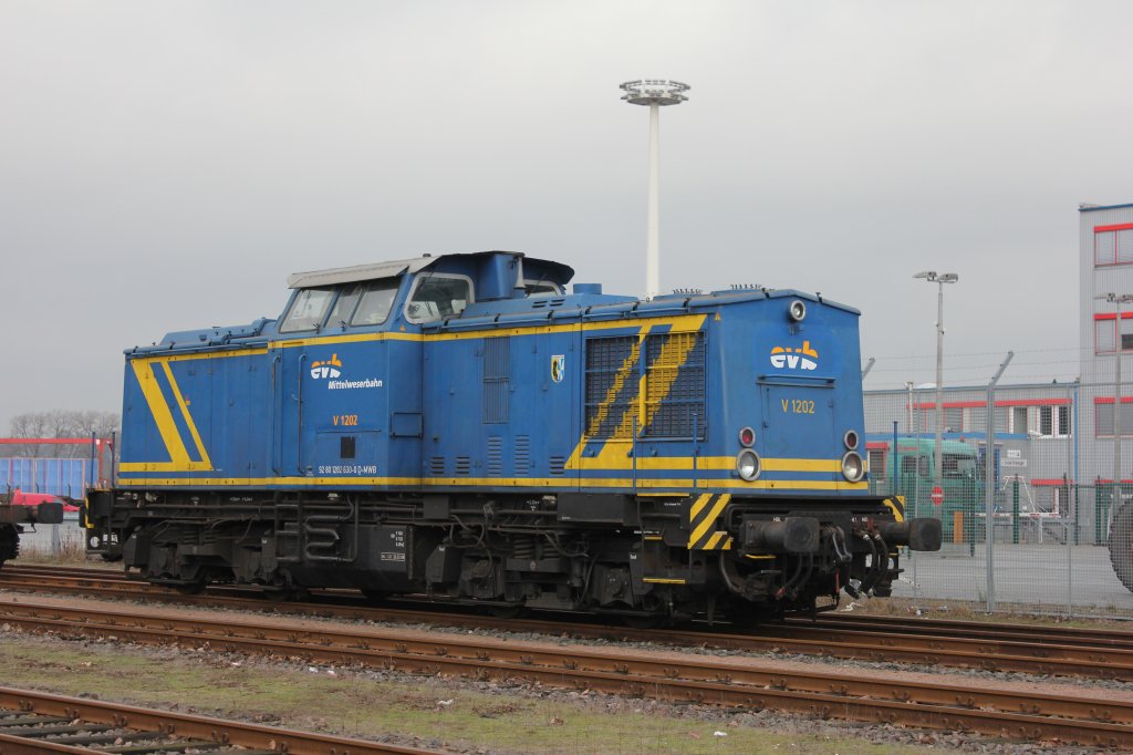 evb
  Mittelweserbahn
V1202 Abgestellt am 04.12.2012 in Hamburg Waltershof / Dradenau.
Wie man Sehen kann hat die Lok das neue Logo Schon bekommen.