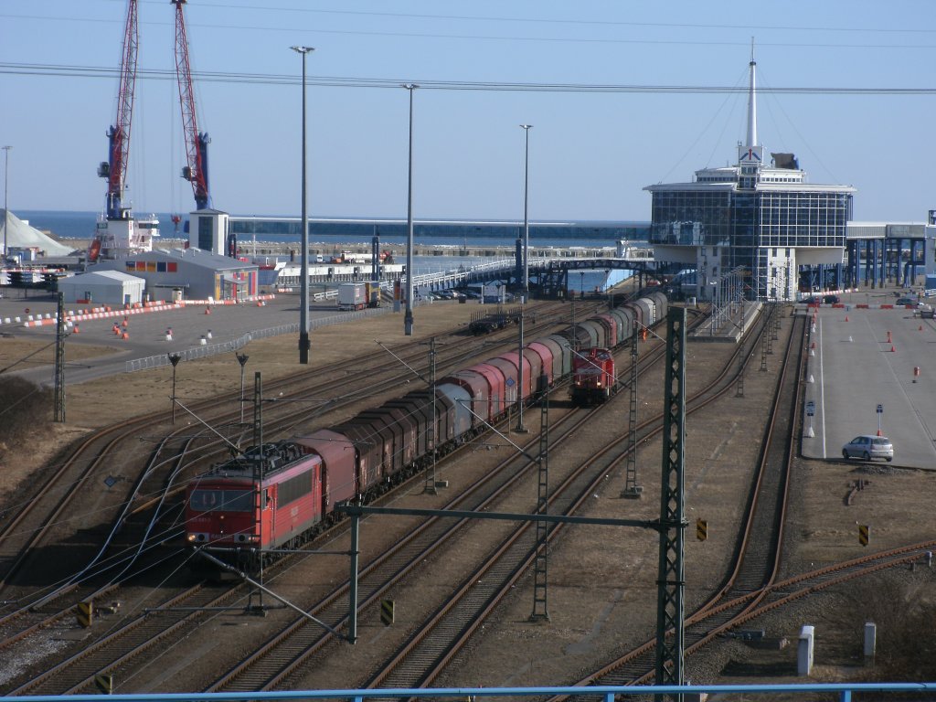 Fhrhafen Mukran am 07.Mrz 2011 mit der auf Ausfahrt wartenen 155 081.