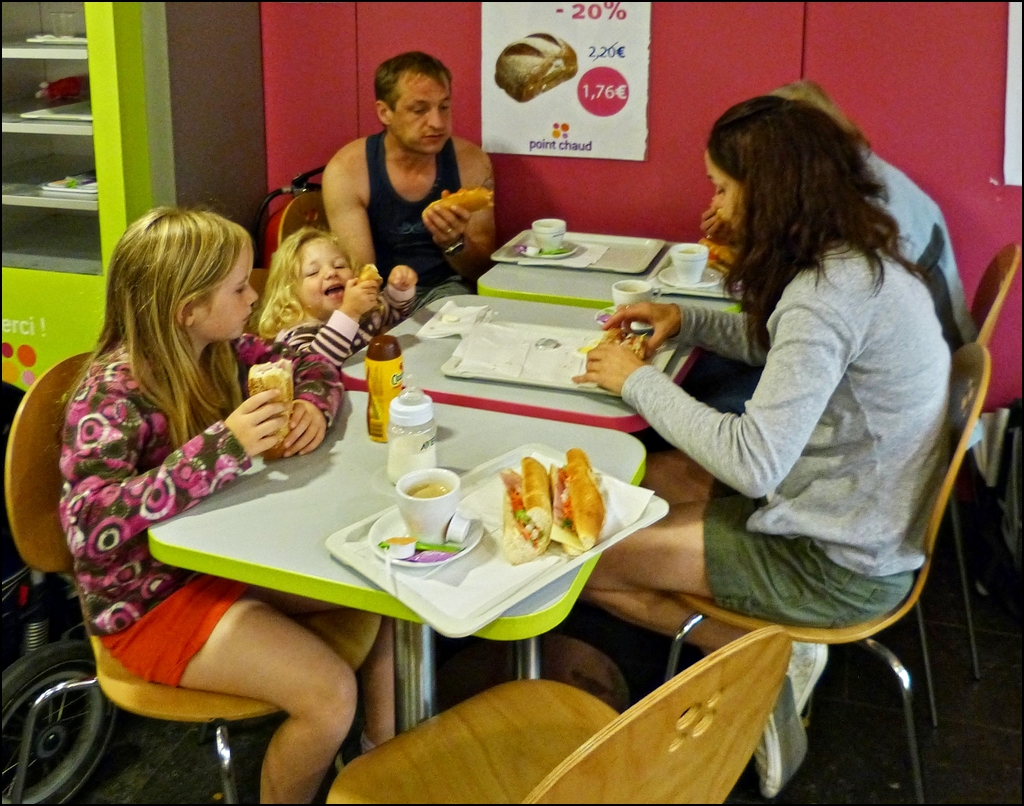 Familienfrhstck im Bahnhof Lige Guillemins. 22.08.2012 (Hans)