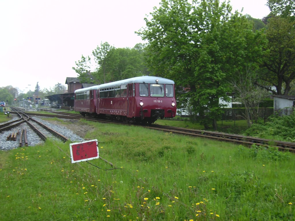 Ferkeltaxe 172 132 und 172 171 verlieen am 22.Mai 2010 den Bahnhof Putbus.