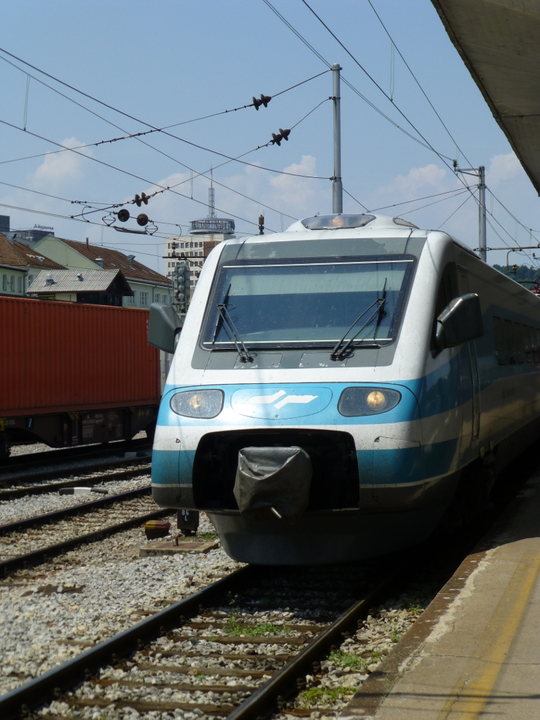 Fiat baute 2000 fr die slowenische Eisenbahn drei dieser Neigetechnik-Triebwagen, die als InterCity Slovenia (ICS) von Ljubljana nach Maribor und gelegentlich auch nach Koper fahren. Am 3.7.13 steht 310-001 hier am Bahnsteig in Ljubljana.