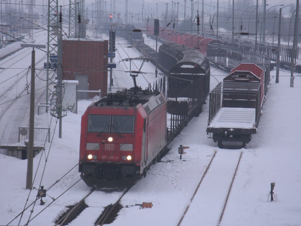 Fr mehrere Stunden,am 14.Dezember 2012,in Bergen/Rgen  gestrandet  185 335-4 mit ihren berlangen Gterzug.