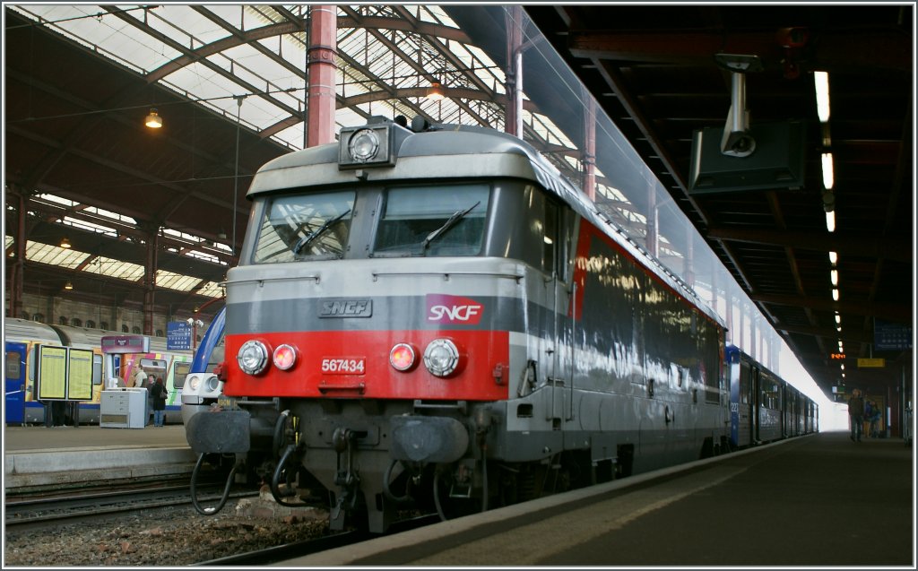 F�r mich eine der sch�nsten franz�sischen Dieselloks: die BB 67000; hier die BB 67 434 in Strasbourg, flei�ig bem�ht, ihren Rauch mit dem Nebel zu vermischen. 
29. Okt. 2011