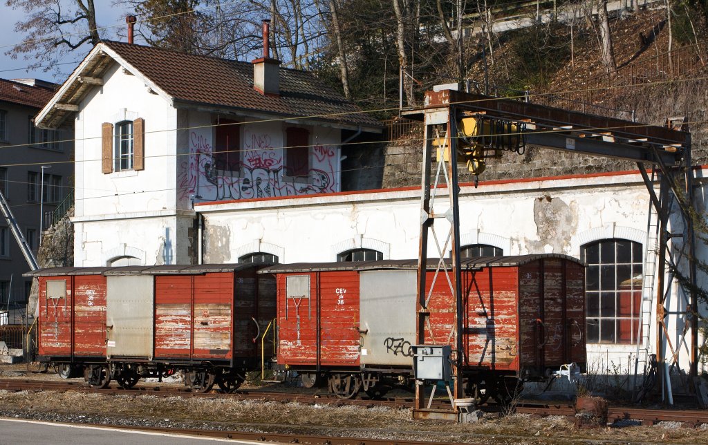 Gedeckte 2-achsige Gterwagen Gk 35 und 36 der CEV am 26.02.2012 in Vevey. Diese Wagen sind Baujahr 1905, haben ein Eigengewicht von 5,9 t, eine Zuladung vom max. 10 t und die zul. Hchstgeschwindigkeit betrgt 45 km/h.