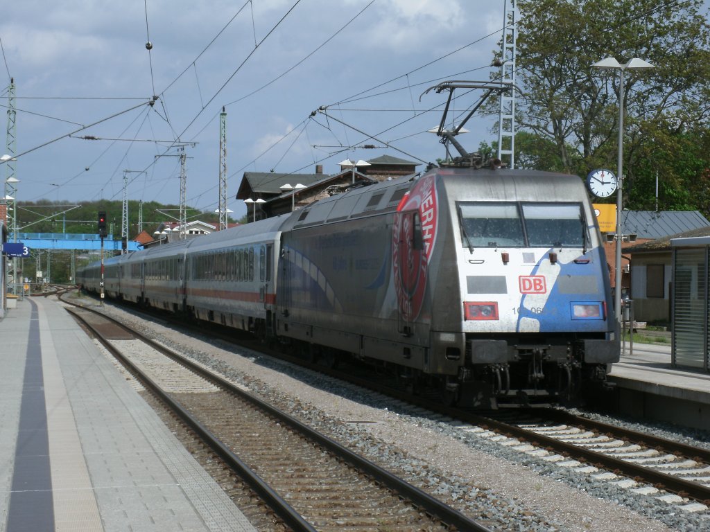 Genau zur Abfahrtszeit:14:50 Uhr verlie 101 060-2 mit dem IC 2212 Koblenz-Binz,am 11.Mai 2012,Bergen/Rgen. 