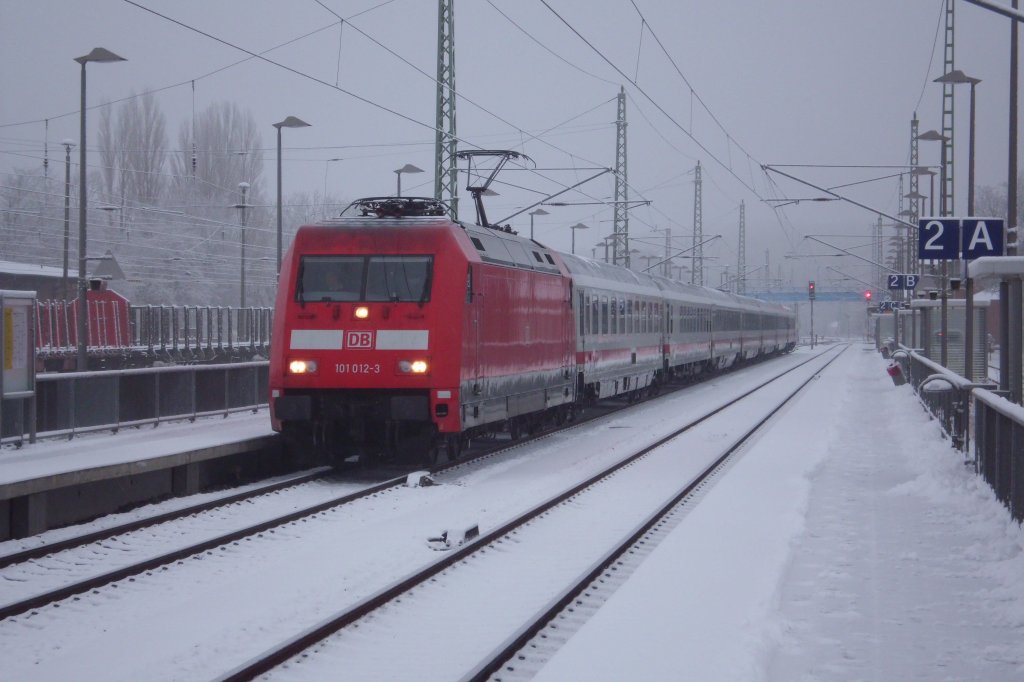 Gleich mein erstes  Opfer  mit meiner neuen Kamera wurde,am 20.Dezember 2011,101 012 die mit dem IC 2356 Binz-Frankfurt Flughafen im verschneiten Bergen/Rgen hielt