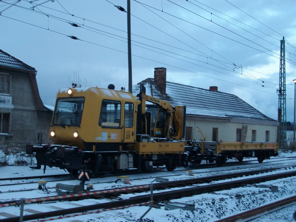 Gleisarbeitsfahrzeug am Morgen vom 30.November 2010 in Bergen/Rgen.