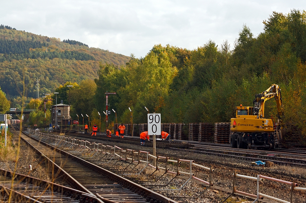 Gleisbaustelle Bf. Herdorf am 13.10.2012 (Erneuerung Gleis 2) - Mit diesem Zweiwegebagger (Kleinwagen-Nr. 99 80 9901 113-7), ein Atlas 1604 K ZW-ZB mit Absttzpratzen, (Baujahr 2011) der Fa. Eiffage Rail (Bochum), werden Schienen und Schwellen einzeln beiseitegelegt.