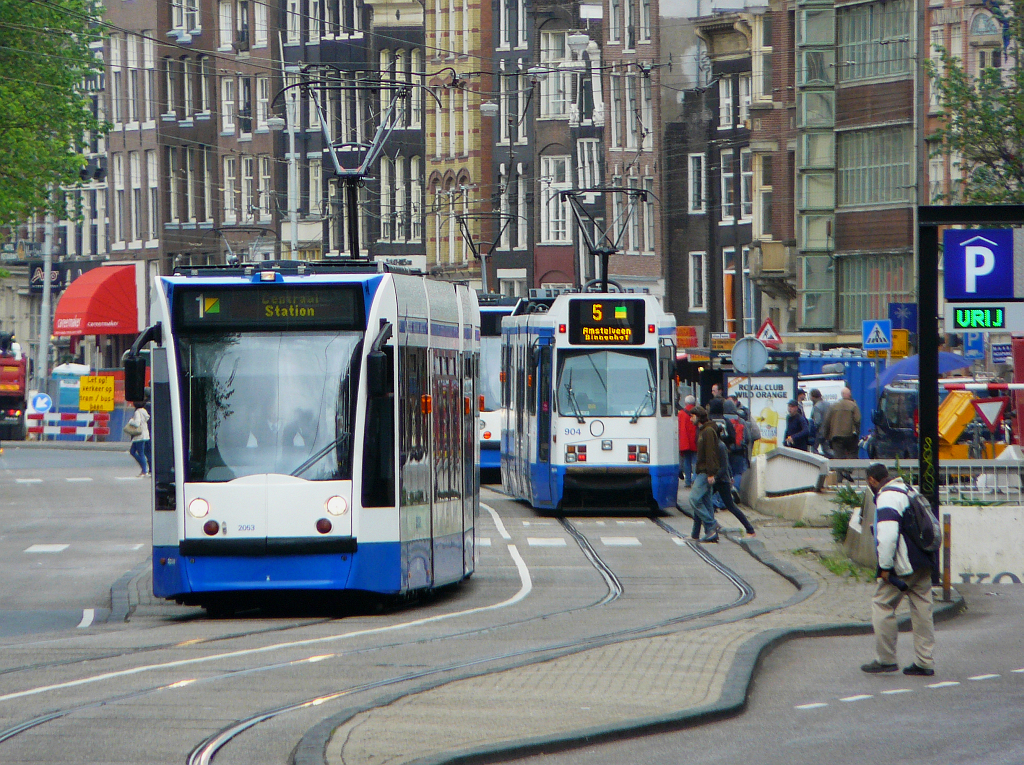 GVBA Tw 2053 und Tw 904 Prins Hendrikkade, Amsterdam 27-05-2011.