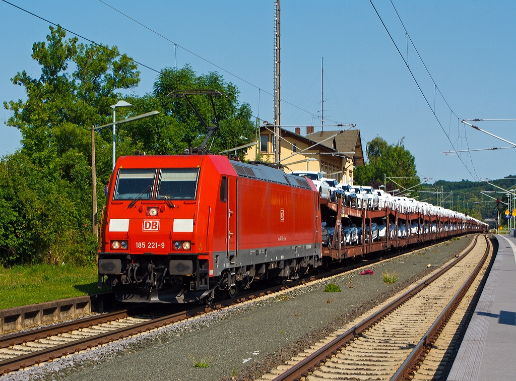 Hier hat wohl die Ladung mehr Leistung als die Lok mit 5600 kW (7200 PS)
185 221-9 der DB Schenker Rail (eine Bombardier TRAXX F140 AC2) zieht am 07.07.2013 einen sehr langen Autozug (mit Neuwagen der Marke mit den vier Ringen) durch den Bahnhof Ehringshausen (Kr. Wetzlar). 
Die Lok wurde 2005 bei  Bombardier in Kassel unter der Fabriknummer 33745 gebaut.
