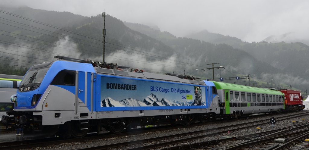 Hier noch einmal die neue BR 187 mit einem Waggon der RAlpin (Firmensitz in Olten) f�r den begleiteten Rola-Verkehr. 

Mit der Beschaffung und dem Umbau von zwanzig Begleitwagen mit einem Investitionsvolumen von rund 20 Mio. CHF legte RAlpin den Grundstein f�r eine deutliche Verbesserung des Angebots. Die erneuerten Fahrzeuge sind klimatisiert, verf�gen �ber zwei geschlossene WC-Systeme und einen grossz�gigen Aufenthaltsraum. Weiter sorgen neue Drehgestelle f�r einen h�heren Fahrkomfort. Die Fahrzeuge werden fortlaufend in Betrieb genommen. (Frutigen, 29.06.2013)

 