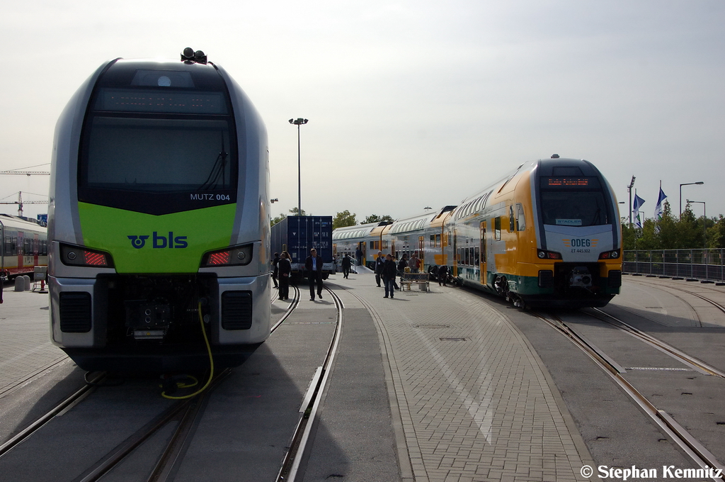 Hier stehen zwei Versionen von Stadler Dostos (KISS) auf der InnoTrans 2012 in Berlin. Links die KISS Version der BLS AG fr die S-Bahn Bern und Rechts die KISS Version der Ostdeutsche Eisenbahn GmbH fr das Stadtbahn Netz Berlin/Brandenburg. 21.09.2012