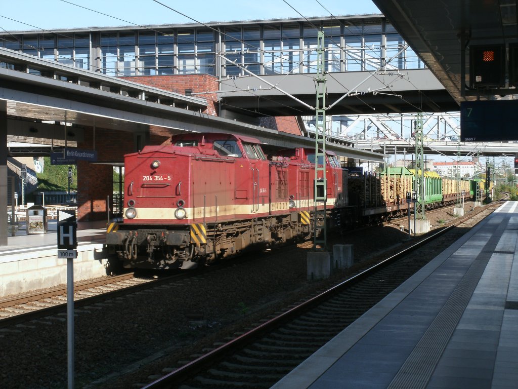 Hier wute man sofort wo das Ziel von 204 354 und 204 311,am 01.Oktober 2011,bei der Durchfahrt durch Berlin Gesundbrunnen war:das Zellstoffwerk in Niedergrne.