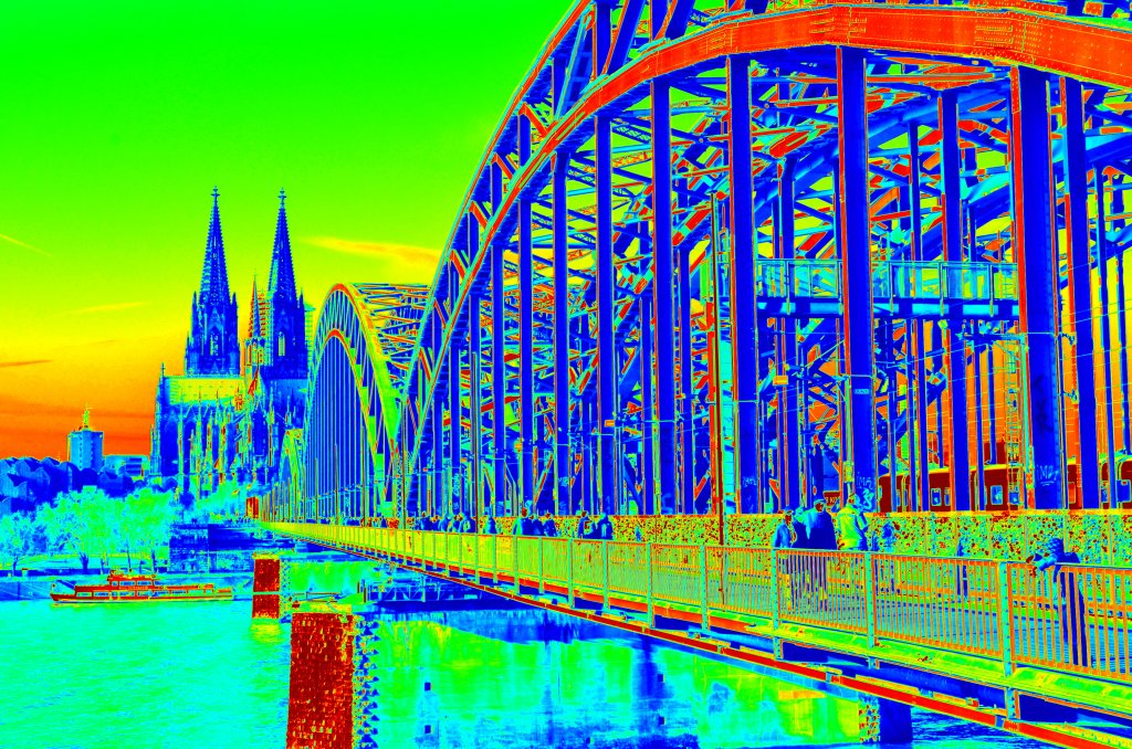 Hohenzollernbrcke mit dem Klner Dom, etwas verfremdet als  Wrmebild . (13.01.13)