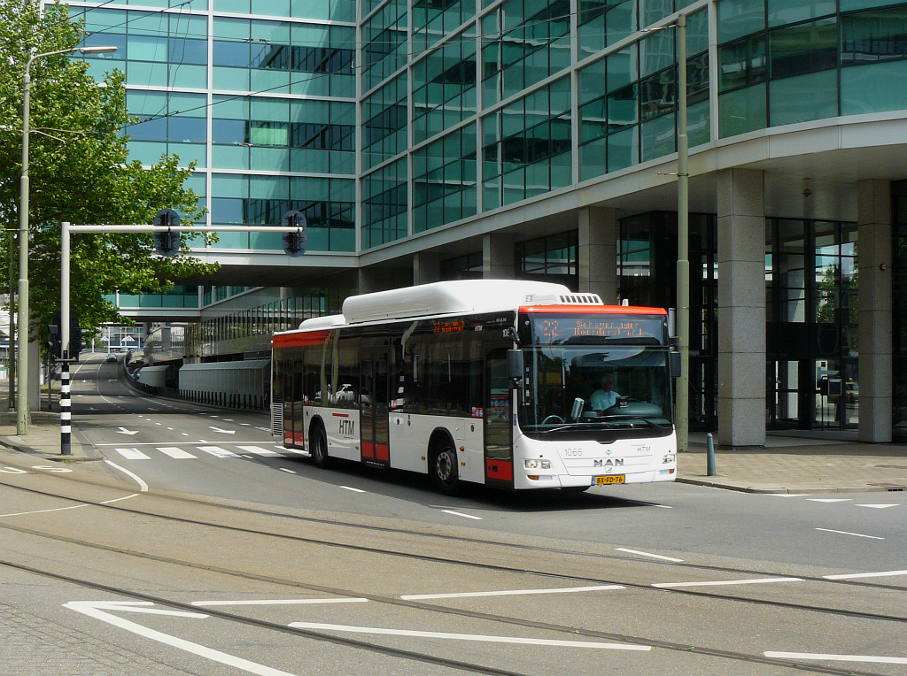 HTM Bus 1066 Schedeldoekshaven, Den Haag 29-05-2011.