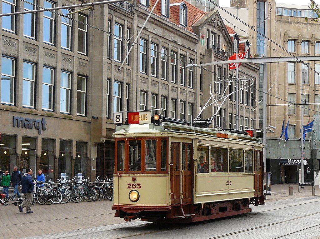 HTM Museumstrassenbahn 265 Gebaut von HAWA Hannover in 1920. Hofweg, Den Haag 15-04-2012.

HTM tram 265 van het Haags Openbaar Vervoer Museum (HOVM) Gebouwd in 1920
door HAWA Hannover. Hofweg Den Haag 15-04-2012.