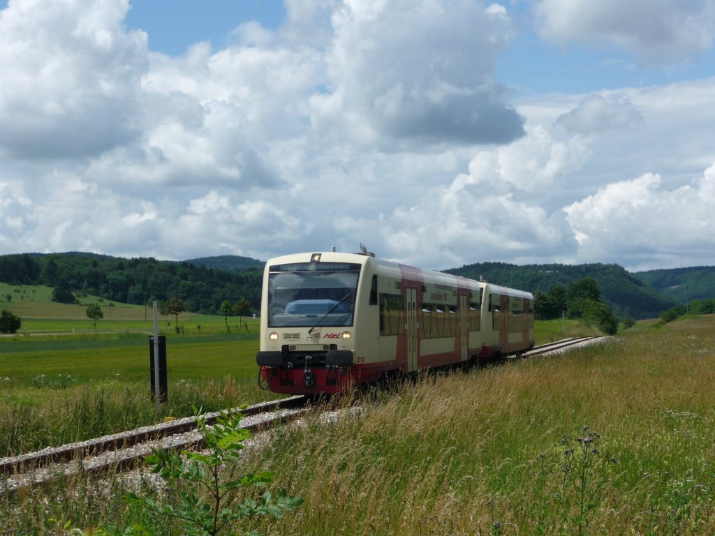 HzL-Triebwagen 213 fhrt am 06.07.2009 mit einem Schwesterfahrzeug ber die Schwbische Alb in Richtung Gammertingen.