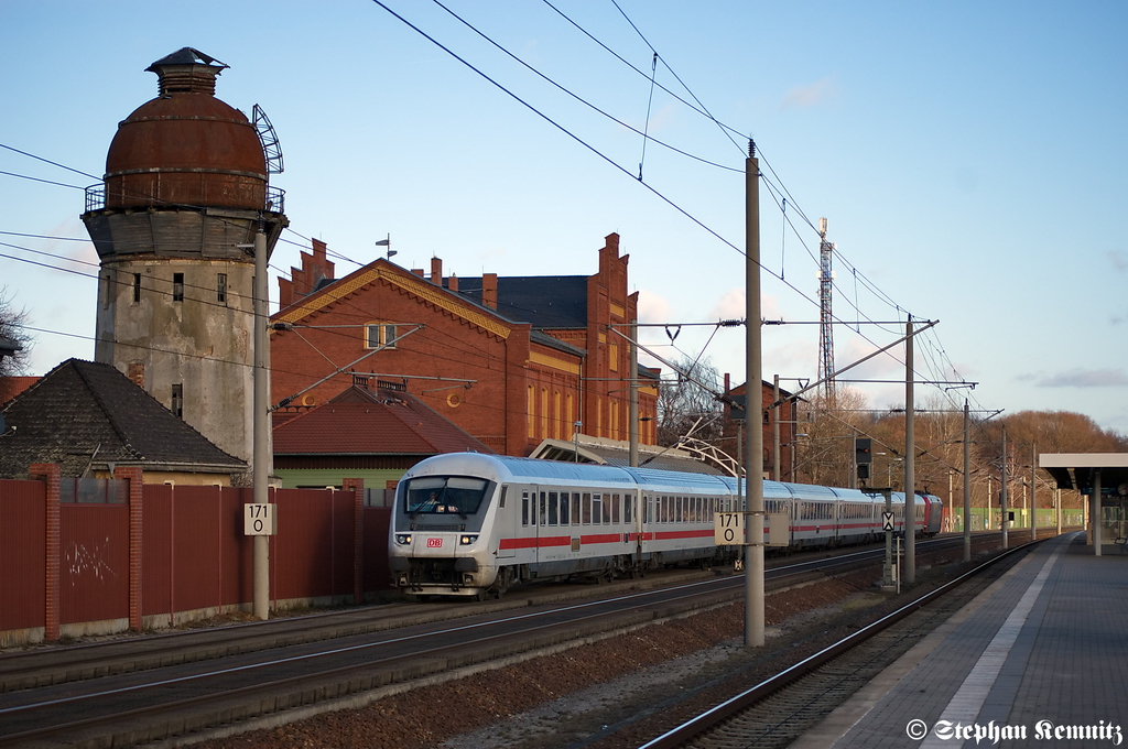 IC 2385 von Berlin Sdkreuz nach Frankfurt(Main) Hbf in Rathenow. Geschoben hatte die 101 001-6  Klagenfurt Touristik . 14.01.2012