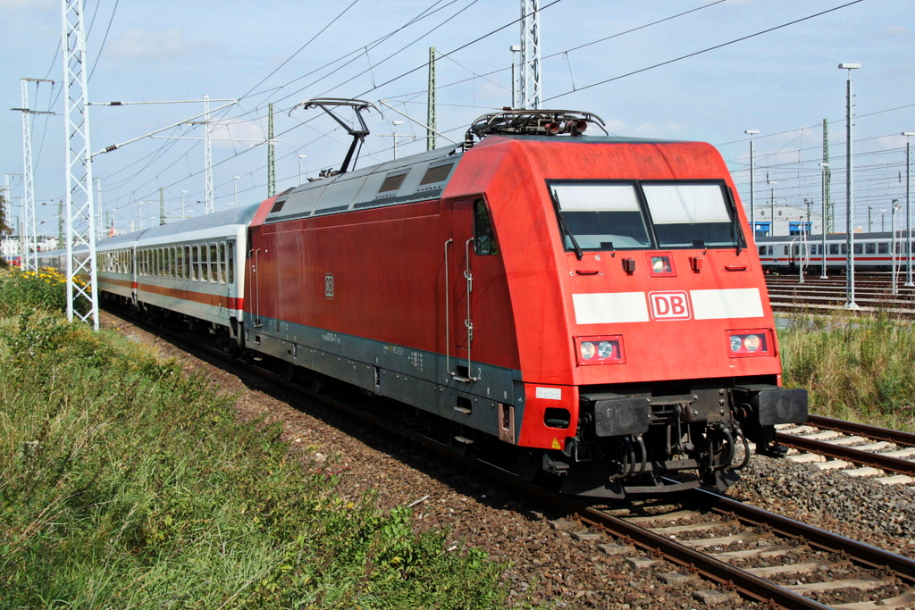 IC 2405/2415 von Seebad Heringsdorf/Osteebad Binz nach Kln Hbf kurz nach der Ausfahrt im Rostocker Hbf.24.09.2011