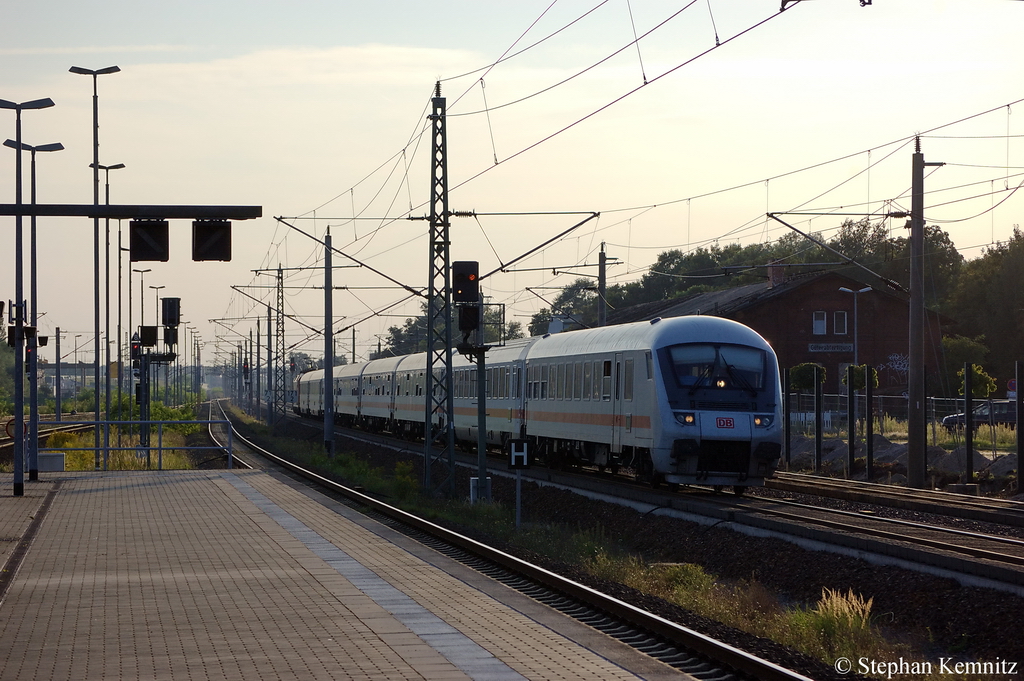 IC 2805 von Hamm(Westf) nach Berlin Ostbahnhof als Ersatzzug fr ICE 651 in Rathenow. Geschoben hatte die 120 133-4. 02.09.2011