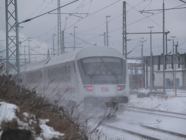 IC2184 von Hannover Hbf nach Ostseebad Binz bei der Einfahrt im Rostocker Hbf.09.02.2012