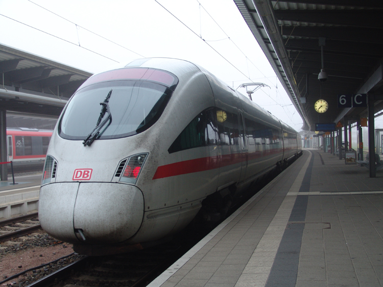 ICE 1611 von Warnemnde Richtung Mnchen Hbf kurz vor der Abfahrt in Richtung Warnemnde.Aufgenommen am 11.09.10