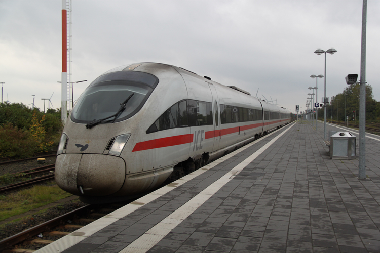 ICE 2803 von Hamburg Hbf nach Puttgarden bei der Einfahrt im Bahnhof Puttgarden,der Planzug EC31 Hamburg-Koebenhavn fiel bis Roedby aus.06.10.2011