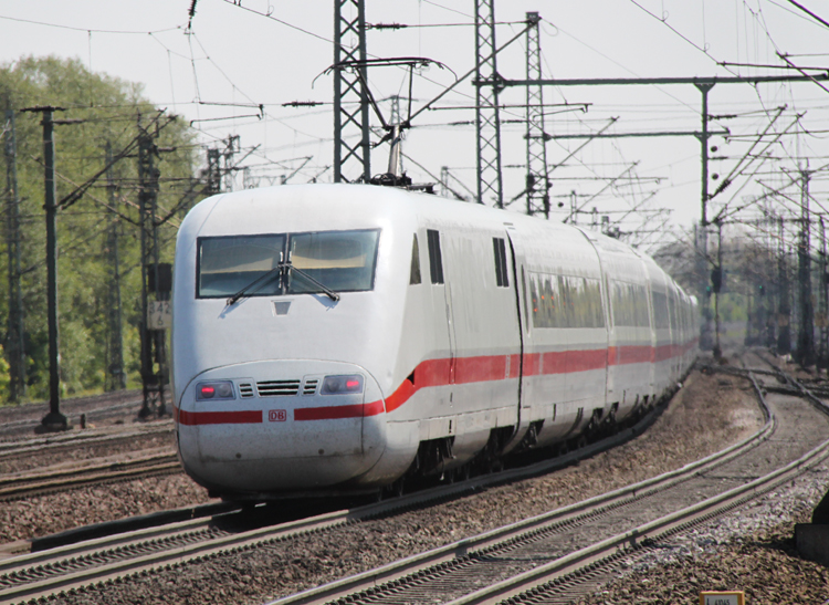 ICE1 von Hamburg-Altona/Kiel nach Stuttgart/Mnchen bei der Ausfahrt im Bahnhof Hamburg-Harburg.(05.05.2011)