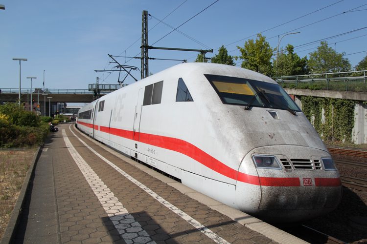 ICE1 von Stuttgart/Mnchen nach Kiel Hbf kurz vor der Ausfahrt im Bahnhof Hamburg-Harburg.(05.05.2011)