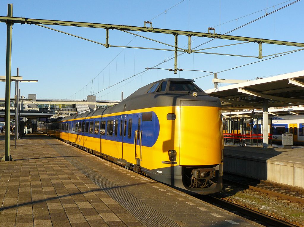 ICM-III 4089 Gleis 6 Zwolle 11-12-2012.

ICM-III 4089 spoor 6 Zwolle 11-12-2012.