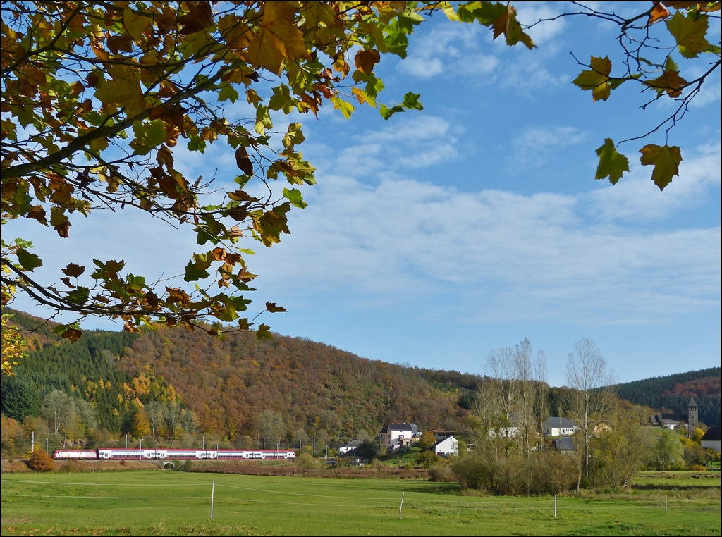 Im beschaulichen Drauffelt wird der IR 3739 Troisvierges - Luxembourg fast zur Nebensache angesichts der herbstlich gef�rbten Landschaft des Clerve Tales. 22.10.2012 (Jeanny)