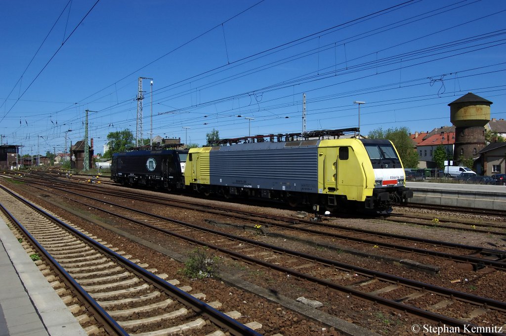 In Angermnde stehen die ES 64 F4 - 205 (189 205-8) noch im altem Farbschema (Dispolok) und die ES 64 F4 - 200 (189 200-9) im neuem Farbschema (MRCE) und beide sind im Dienst fr die ITL und warten auf neue Aufgaben. 30.04.2011