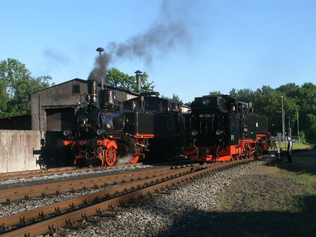 In der Annahme 01 0509 zusammen mit dem Roland zufotografieren,fuhr ich am Abend,vom 04.Juni 2011,noch einmal nach Putbus,doch die 01 fuhr bereits am Nachmittag in Richtung Stralsund,so konnte ich  nur  die 91 134 und 99 1784 zusammen in Putbus fotografieren.