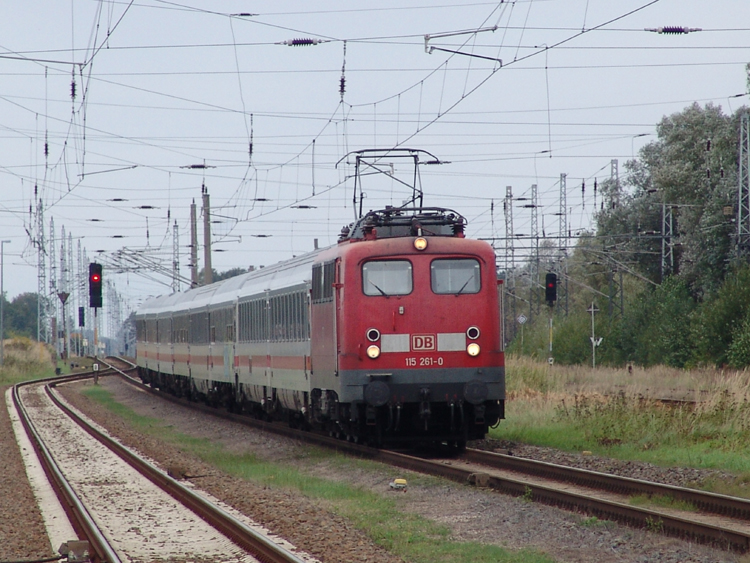 In Bentwisch begegnete mir dann noch 115 261-0 mit IC 1809 von Ostseebad Binz Richtung Kln Hbf.(19.09.10)