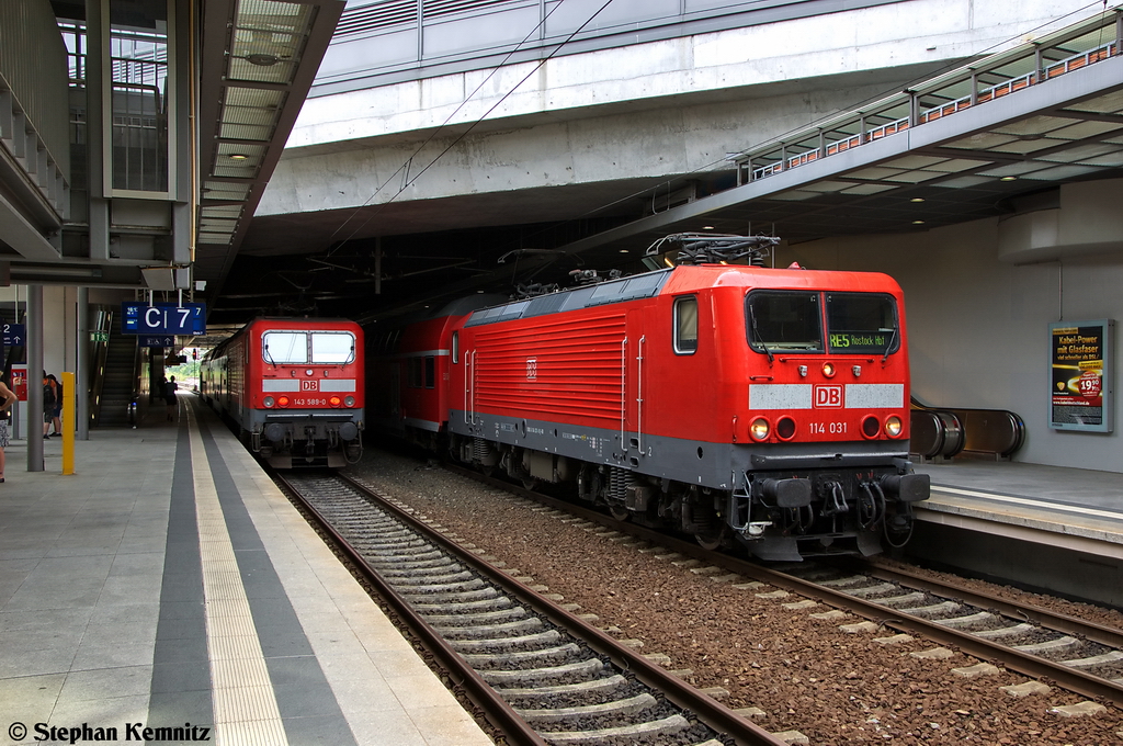 In Berlin Sdkreuz stehen die 114 031 mit dem RE5 (RE 4362) nach Rostock Hbf und die 143 589-0 [Verl.|BCS|04.06.13] mit dem RE4 (RE 92461) nach Jterbog bereit. 21.08.2012