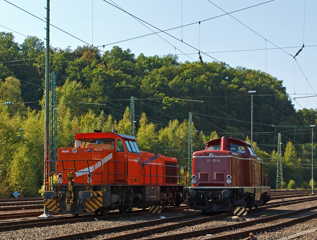 In Betzdorf/Sieg am 16.09.2012 abgestellt – 
Vorne: Die 211 051 -8 der EfW-Verkehrsgesellschaft mbH (Frechen), ex DB V 100 1051.
Die V 100. 10 wurde 1962 bei MaK in Kiel unter der Fabriknummer 1000069 gebaut und als V 100 1051 an die DB geliefert, 1968 erfolgte die Umbezeichnung in 211 051 -8 bis sie dann 2001 bei der DB ausgemustert wurde. �ber ALS - ALSTOM Lokomotiven Service GmbH, Stendal wurde sie 2002 /2003 an die EfW verkauft. Die Lok hat die NVR-Nummer 92 80 1211 051-8 D-EFW.

Hinten: Die northrail MaK G 1206 (275 804-3), vermietet an die HGB Hessische G�terbahn (Buseck).Die Lok wurde 1999 bei Vossloh unter der Fabriknummer 1001013 gebaut und an Vossloh Schienenfahrzeugtechnik (Einsatz als Mietlok) geliefert. Sie hat die NVR-Nummer 92 80 1275 804-3 D-NTS, sowie die EBA-Nummer EBA 00B01 A004