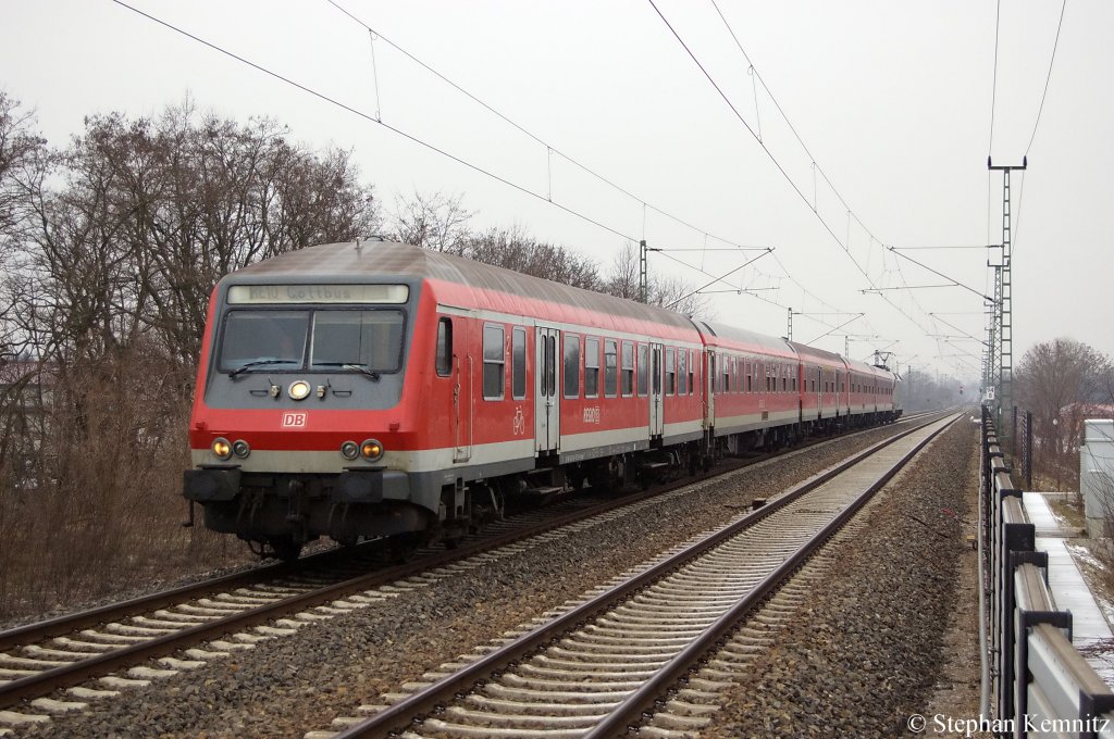 In Falkenberg(Elster) fhrt der RE10 (RE 18459) nach Cottbus ein, geschoben wird der Zug vom DB Taurus 182 004-2  Porsche . 19.02.2011