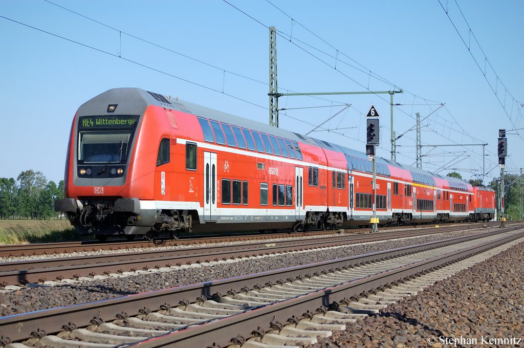 In Friesack(Mark) fhrt der RE4 (RE 37332) nach Wittenberge ein. Geschoben wurde er von der 114 005. 30.05.2011