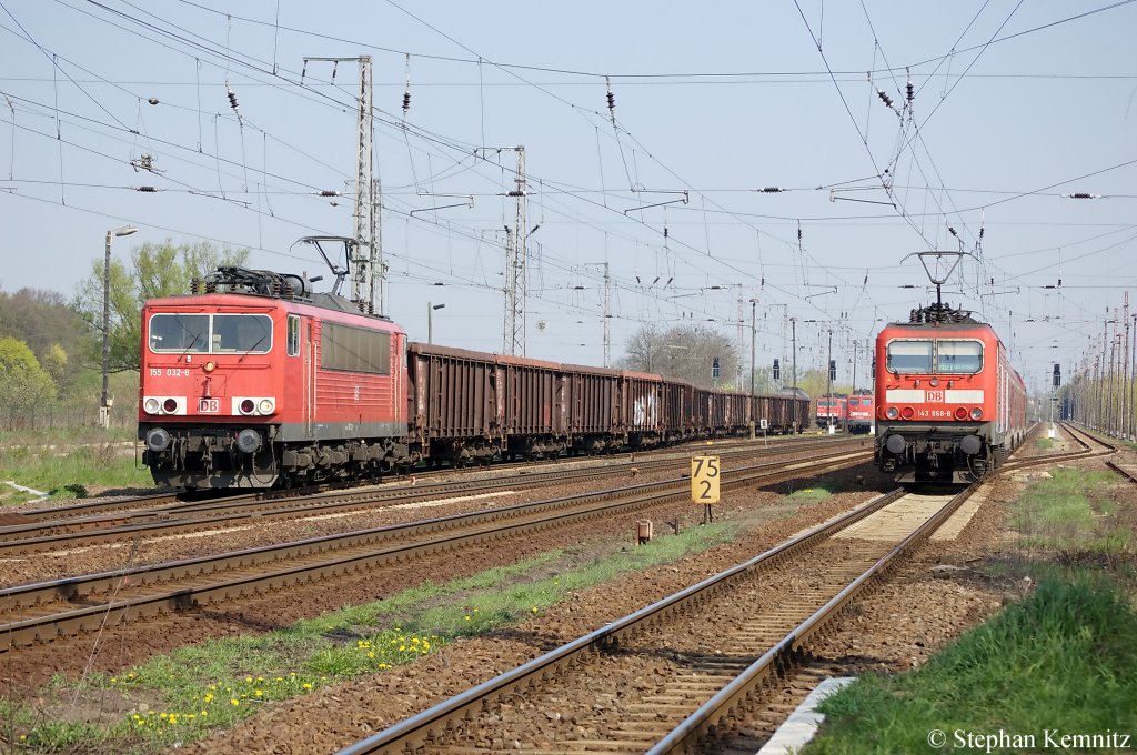 In Priort verlsst gerade die 155 032-6, mit einen Tamns Ganzzug den sie von der 233 117-0 bernommen hat, die Haltestelle. Ebenfalls hat gerade die 143 868-8 mit der RB21 (RB 18662) nach Wustermark den Bahnhof Priort verlassen. 19.04.2011