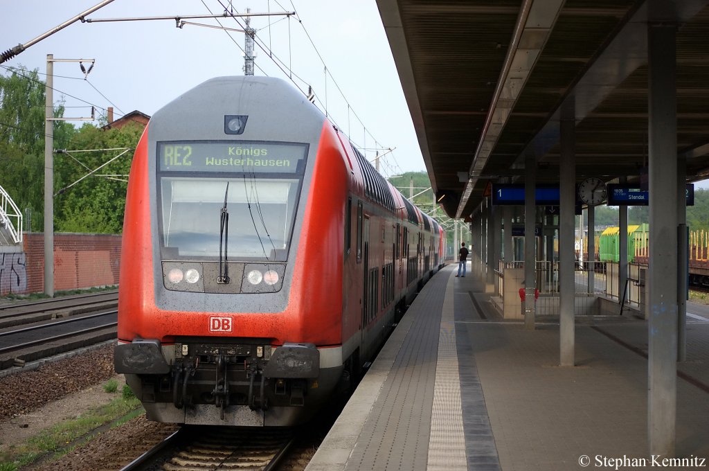 In Rathenow verlsst gerade der RE2 (RE 37415) nach Knigs Wusterhausen den Bahnhof. 28.04.2011