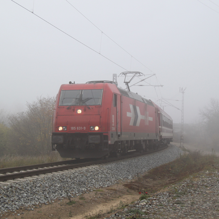 in Rostock hatte ich mit chaotischen Lichtverhltnisse zu kmpfen als 
185 631-9+Mller`s Saufzug von Ostseebad Binz nach Kln die Gterumfahrung beim Rostocker Hbf befuhr.06.11.2011