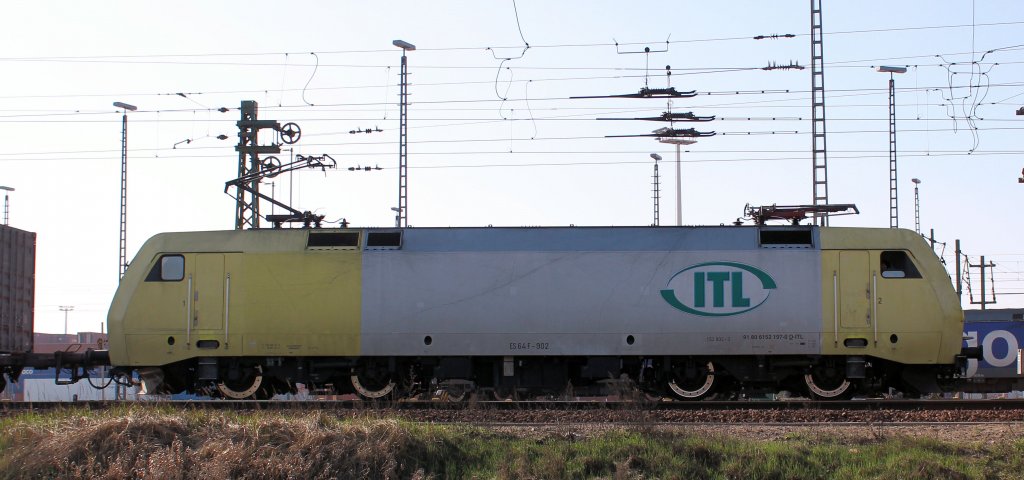 ITL - ES 64 F-902 auf den Weg in den Hamburger Hafen schleicht durch den Rbf Alte Süderelbe. Datum 28.03.2012